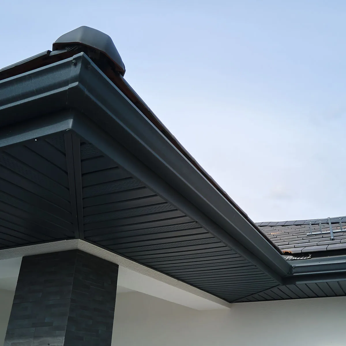 Seamless vs Sectional Eavestroughs – Image 2 Seamless vs Sectional Eavestroughs - Image 2