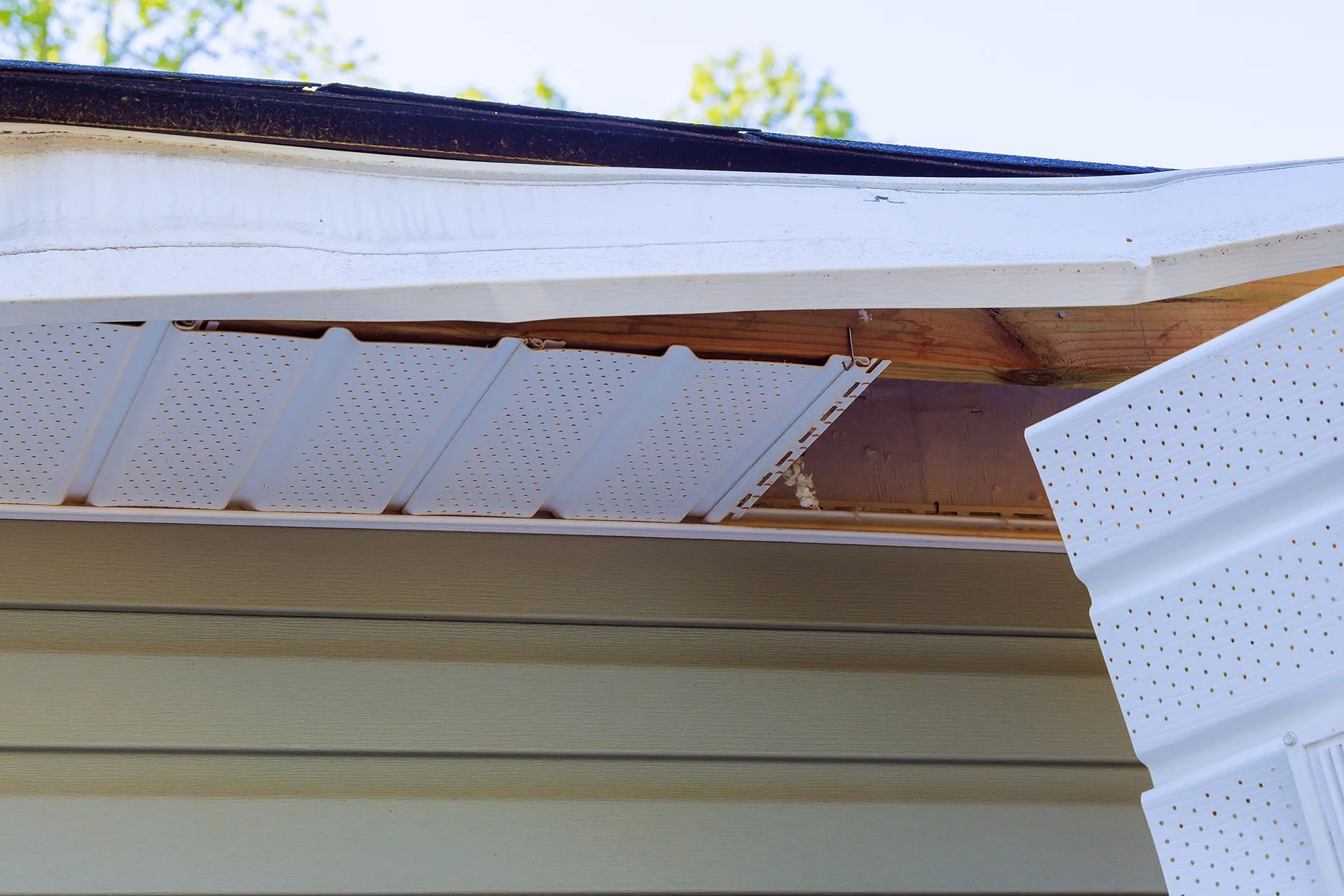What Causes Sagging Soffit and How to Fix It - Featured Image